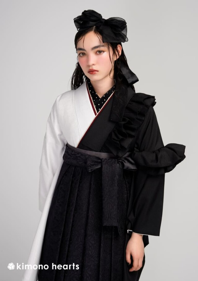 白/黒フリルの衣装画像1