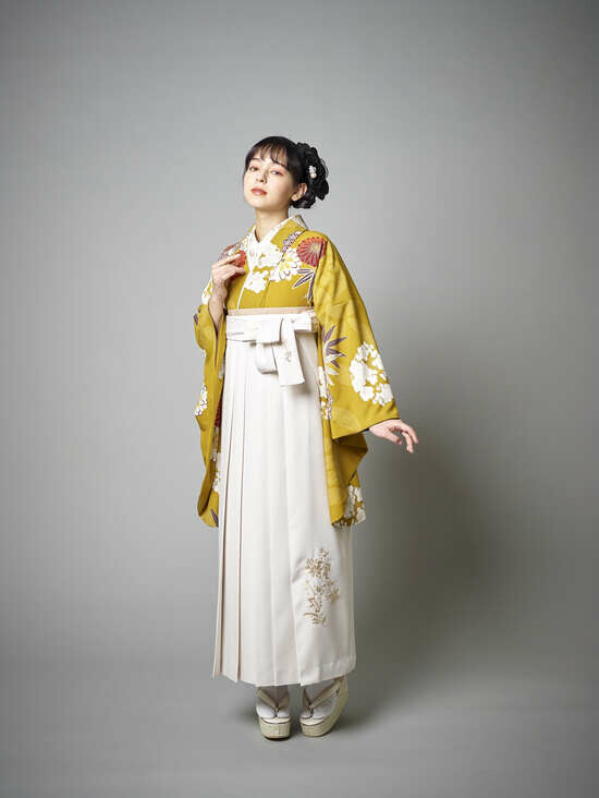 卒業袴セット｜マスタードイエロー花柄着物 × アイボリー袴の衣装画像1