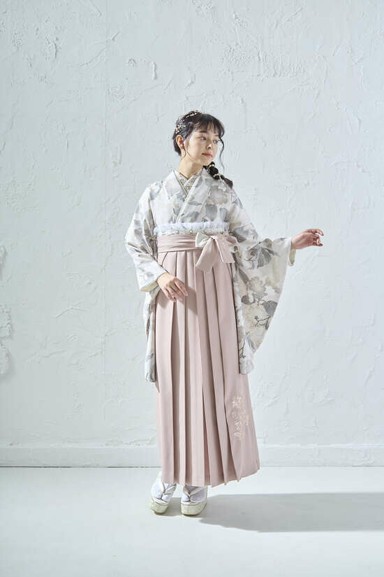 卒業袴セット|淡グレー花柄着物 × ピンクベージュ袴の衣装画像1