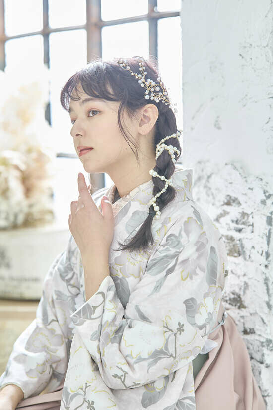 卒業袴セット|淡グレー花柄着物 × ピンクベージュ袴の衣装画像2