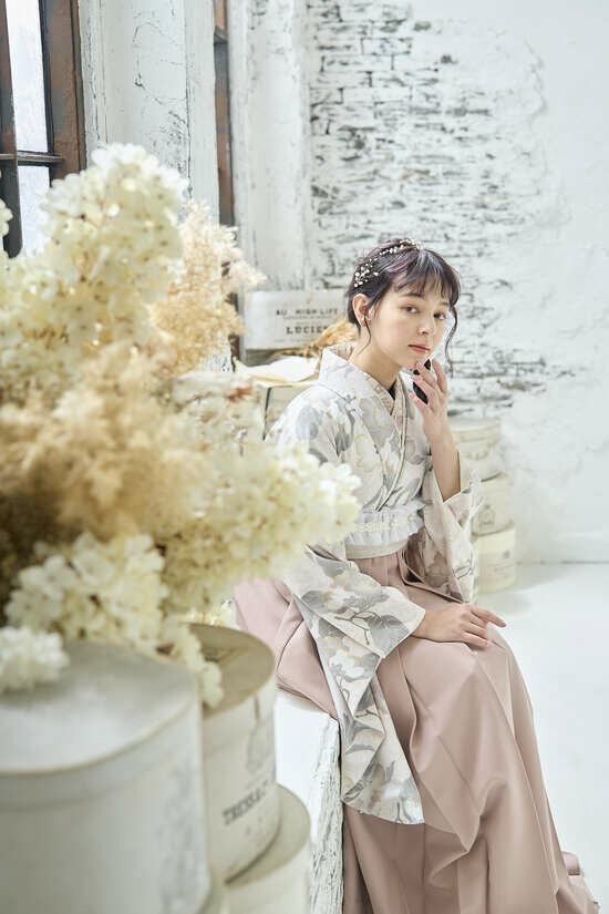 卒業袴セット|淡グレー花柄着物 × ピンクベージュ袴の衣装画像3