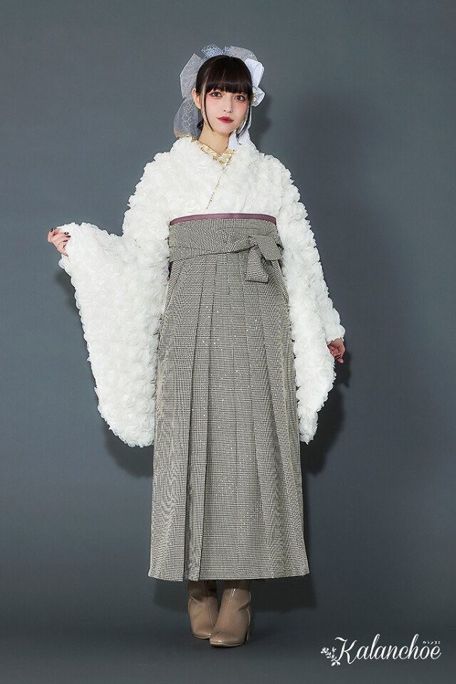 最新作ヴィンテージスタイル 白/千鳥柄 バラの生地 ふわモコ 洋風袴 ブーツスタイル おしゃれ 人とかぶらない袴ネットレンタル R26076の衣装画像1