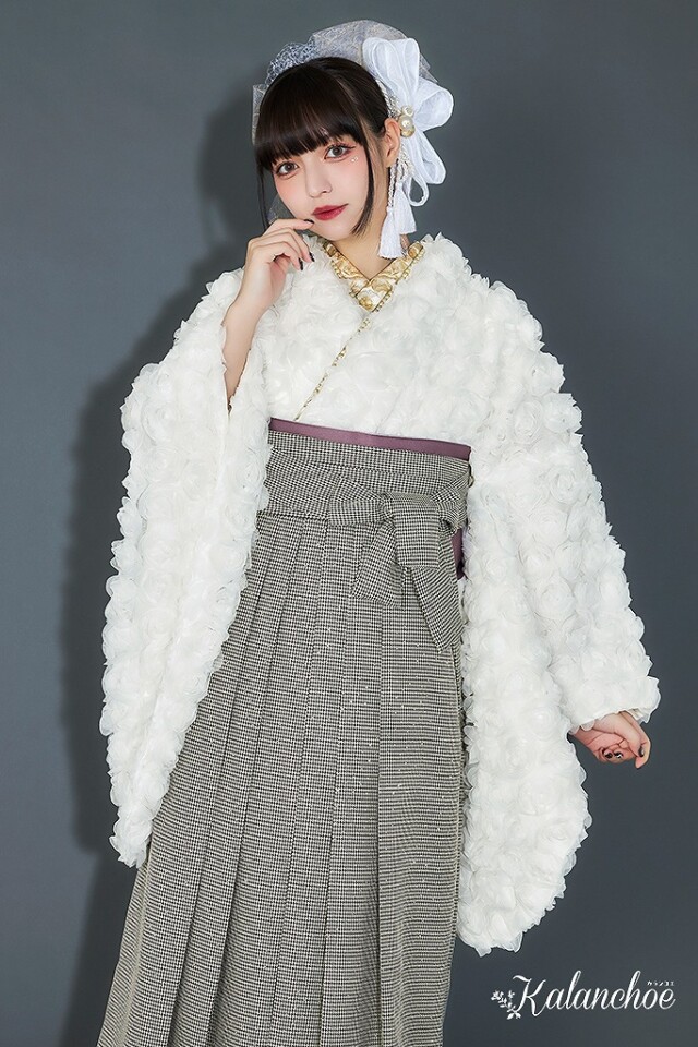 最新作ヴィンテージスタイル 白/千鳥柄 バラの生地 ふわモコ 洋風袴 ブーツスタイル おしゃれ 人とかぶらない袴ネットレンタル R26076の衣装画像2