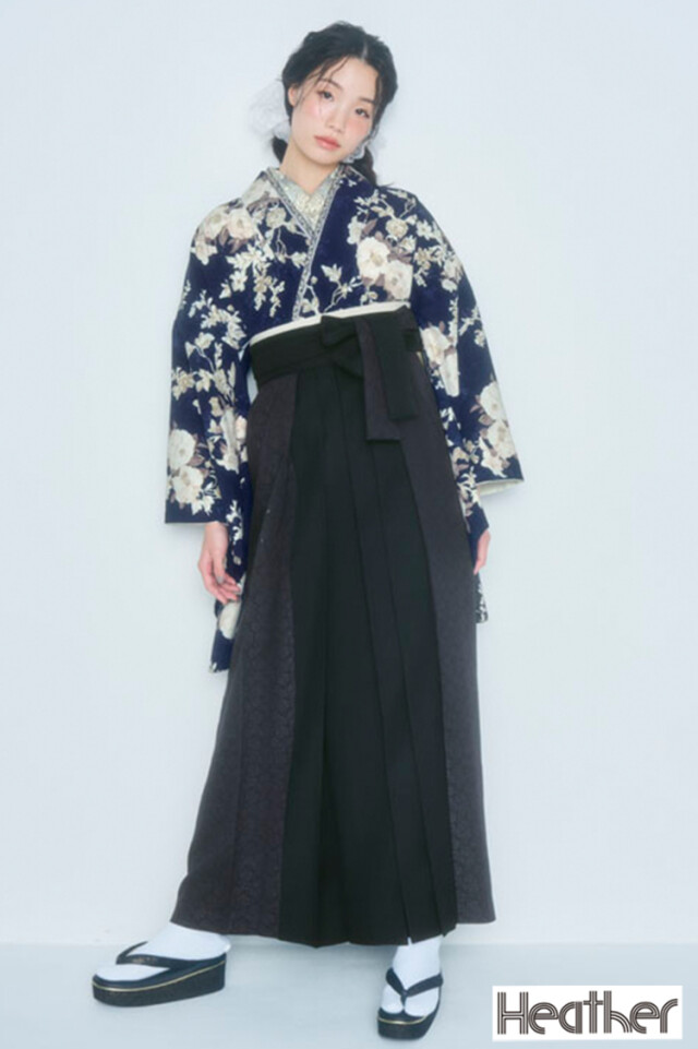 Heatherブランド袴ネットレンタル ネイビー/紺色 ボタニカルフラワー 大人っぽい ガーリー きれいめ おしゃれな袴 R27033の衣装画像1