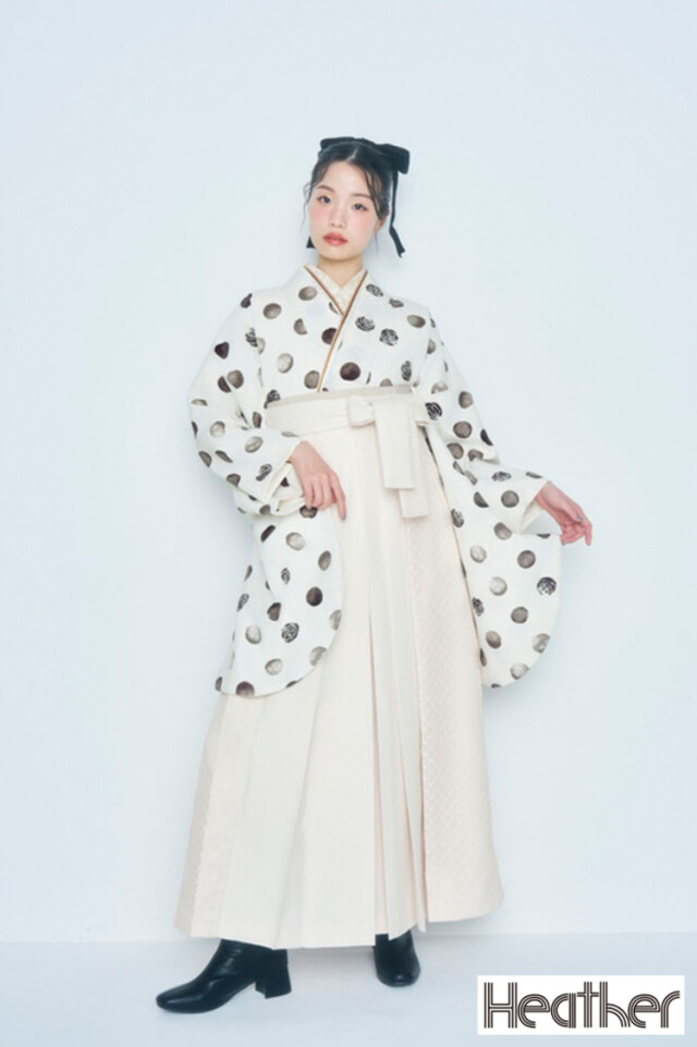 Heatherブランド袴ネットレンタル アイボリー ドット/カメリア柄 ガーリー かわいい袴 控えめ シンプル R27030の衣装画像1