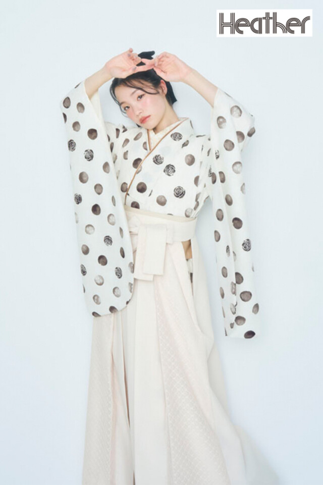 Heatherブランド袴ネットレンタル アイボリー ドット/カメリア柄 ガーリー かわいい袴 控えめ シンプル R27030の衣装画像2