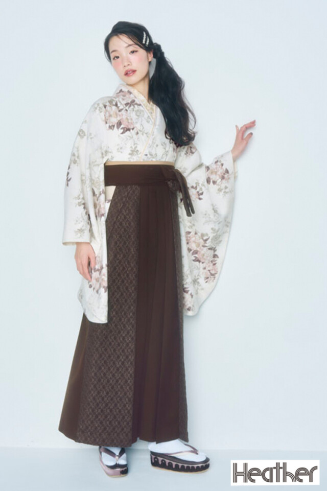 Heatherブランド袴ネットレンタル 白/くすみカラー ボタニカルフラワー 淡い色 ガーリー 透明感のある袴 きれいめ おしゃれ R27032の衣装画像1