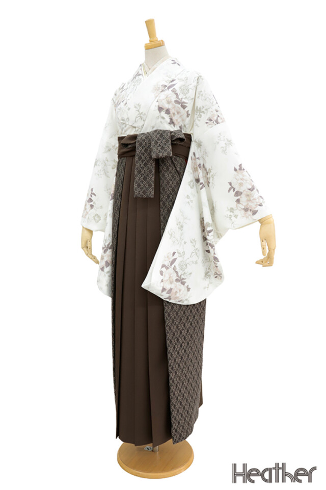 Heatherブランド袴ネットレンタル 白/くすみカラー ボタニカルフラワー 淡い色 ガーリー 透明感のある袴 きれいめ おしゃれ R27032の衣装画像2