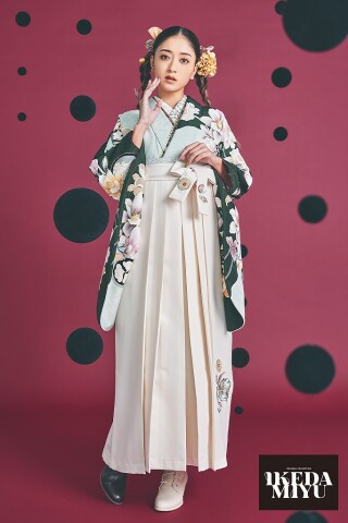 No.4471 池田美優(みちょぱ)着用袴ネットレンタル　正統派古典　緑　ツバキ柄　シック　大人っぽい　上品　ブーツコーデ　着こなし自由　R25020
