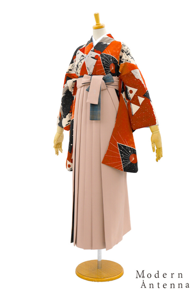 モダンアンテナブランド袴ネットレンタル オレンジ トライアングル レトロ 幾何学模様 人と被らない袴 ブーツスタイル R27040の衣装画像2