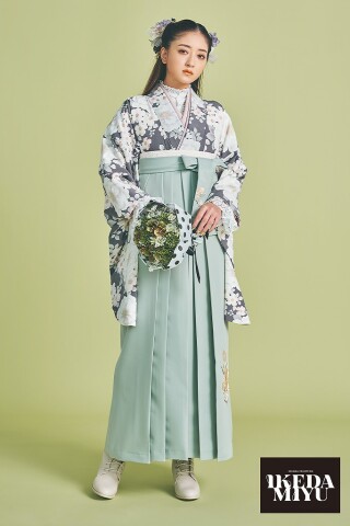 No.4476 池田美優(みちょぱ)着用袴ネットレンタル　くすみカラー古典　グレー　小花柄　可愛らしい　レースインナーコーデ　ブーツスタイル　R25022