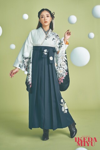 No.4481 池田美優(みちょぱ)着用袴ネットレンタル　　正統派古典　白/黒　ボタン柄/吉祥文様　シック　大人っぽい　エレガント　上品　ブーツコーデ　R25019