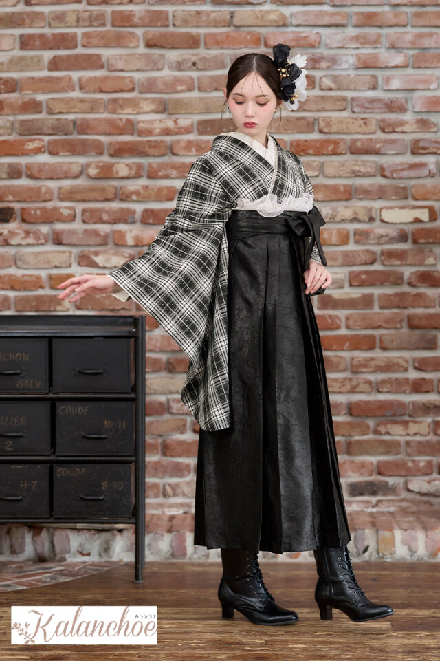 くすみカラーガーリー オフホワイト ドレス袴 お洒落 トレンド ブーツスタイル【通販可】の衣装画像2