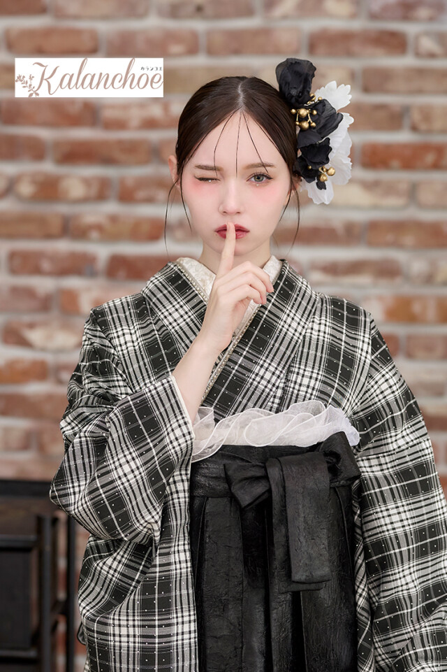 くすみカラーガーリー オフホワイト ドレス袴 お洒落 トレンド ブーツスタイル【通販可】の衣装画像3