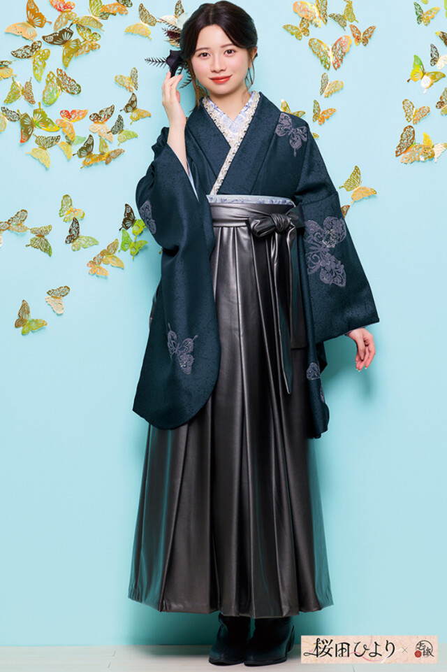 桜田ひよりブランド袴ネットレンタル ヴィンテージスタイル 深緑/ダークカラー 蝶々柄 シンプル クール ブーツスタイル R26092の衣装画像2