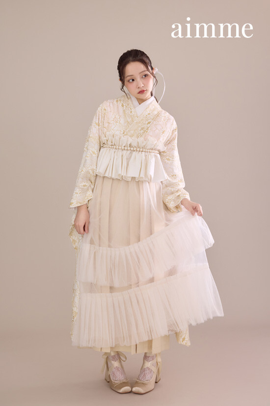ベージュ×ベージュの衣装画像3