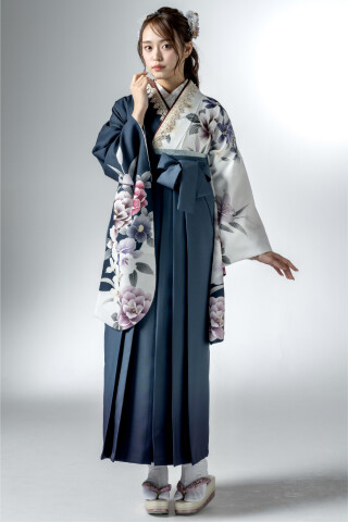 白と紺の染分け牡丹の華