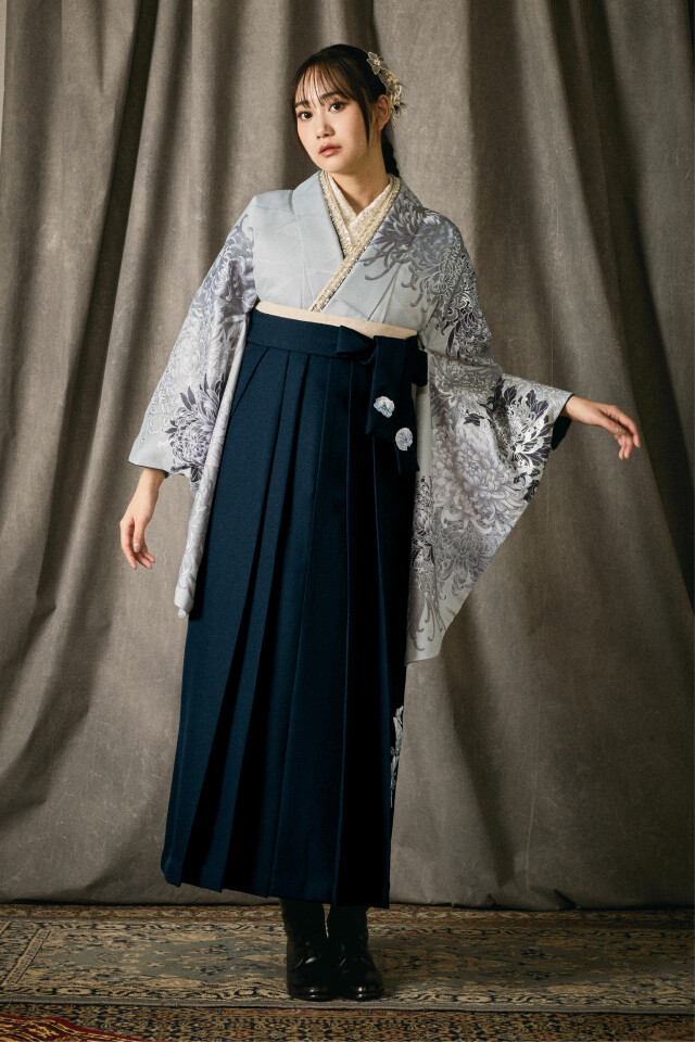 シルバーグレーに菊花&袴の衣装画像1