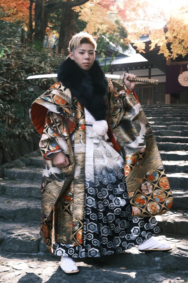 成人式 ド派手陣羽織ゲキ渋紋付き袴の衣装画像3