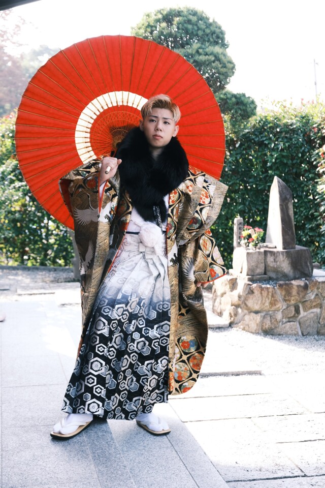 成人式　ド派手陣羽織ゲキ渋紋付き袴の衣装画像1