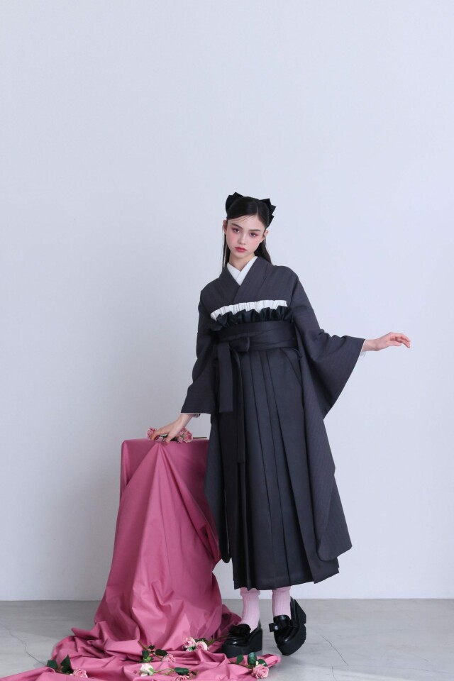 オリジナルストライプ振袖×ブラックレザー袴の衣装画像1