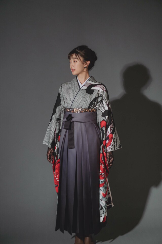 【振袖】黒ぼかし 大輪赤白きく　× 【袴】グレーぼかしの衣装画像1