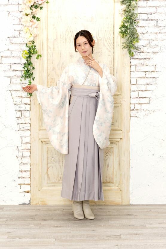 薄ピンク小花あしらい/グレー無地袴のコーデ。ライトな感じの卒業袴スタイル。の衣装画像1