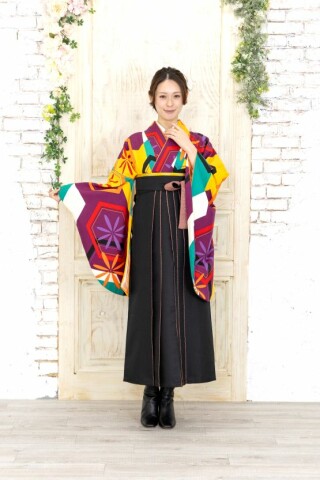 No.9897 幾何学模様の着物としぼり柄のひだが特徴の袴コーデの卒業袴。