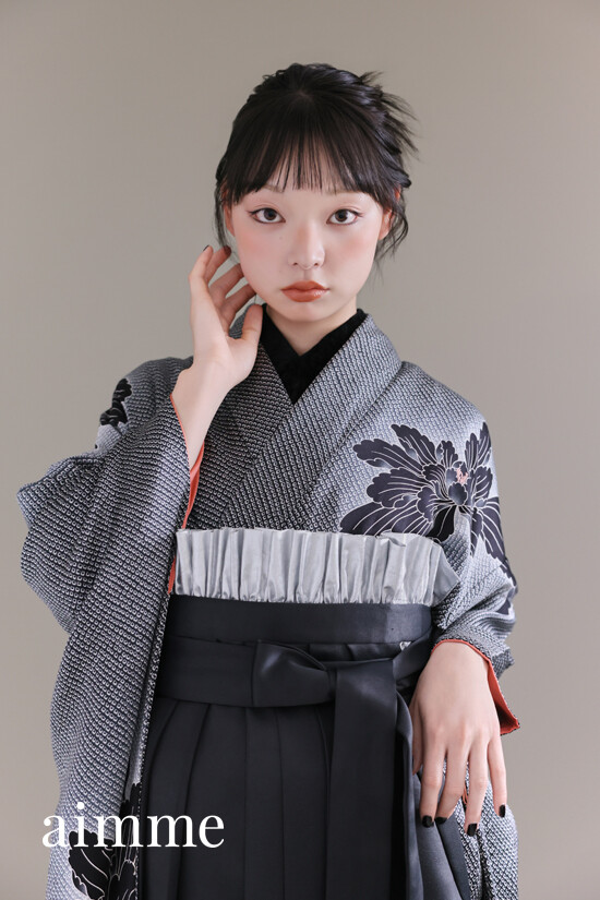 モノクロ振袖×黒袴の衣装画像2