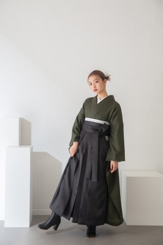 aimmeオリジナル　深緑色振袖×ブラックレザー袴