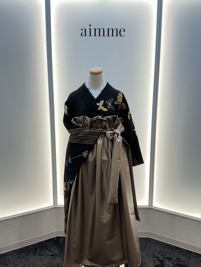 aimmeオリジナル 黒染め振袖×メタリック袴の衣装画像1