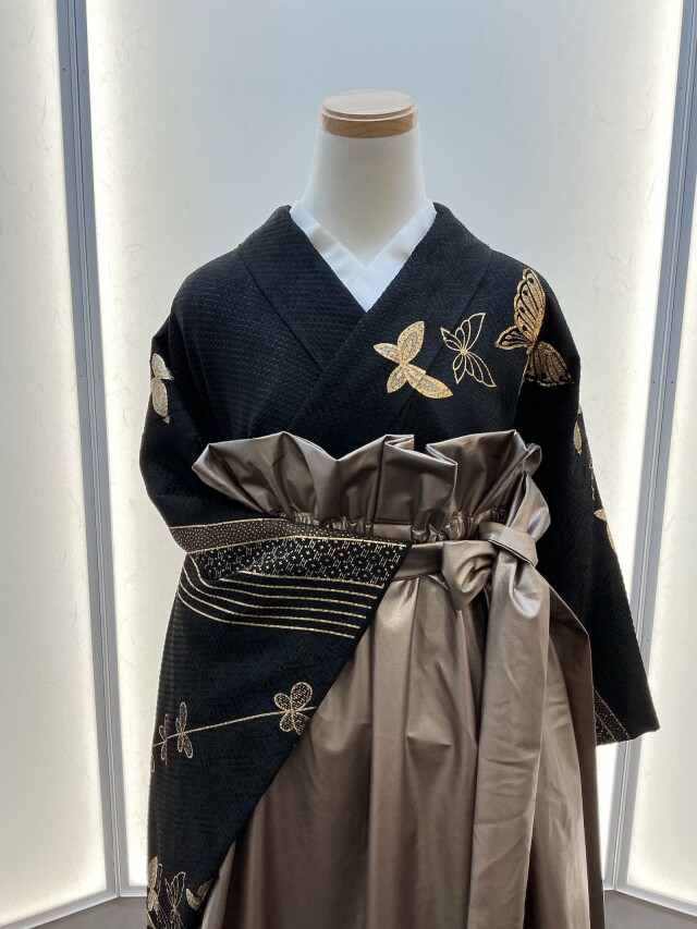 aimmeオリジナル 黒染め振袖×メタリック袴の衣装画像2
